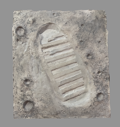 Apollo 11 – Handgefertigtes Keramikrelief des ersten Fußabdrucks auf dem Mond